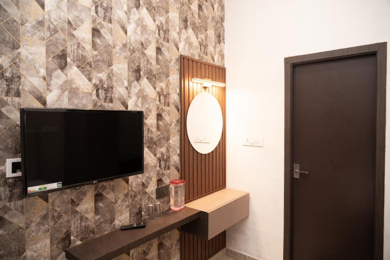Holy Land Hotel Benares Buitenkant foto