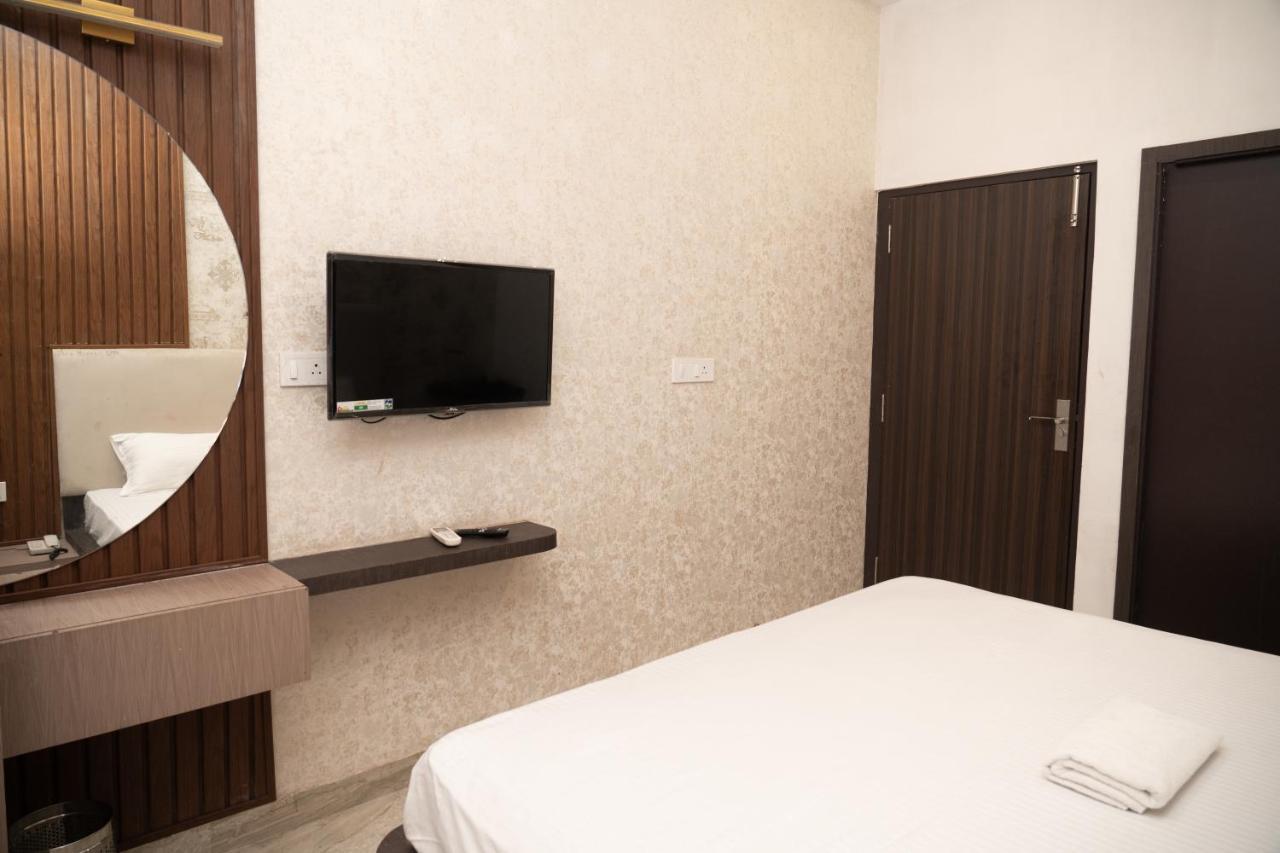 Holy Land Hotel Benares Buitenkant foto