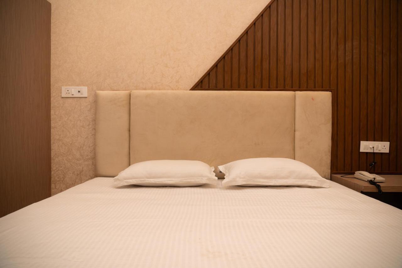 Holy Land Hotel Benares Buitenkant foto