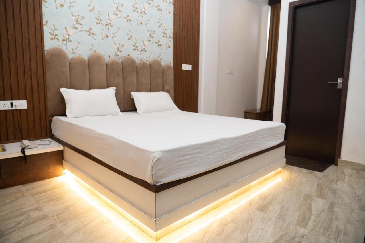 Holy Land Hotel Benares Buitenkant foto