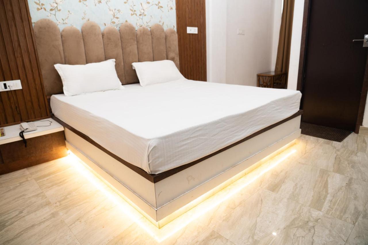 Holy Land Hotel Benares Buitenkant foto
